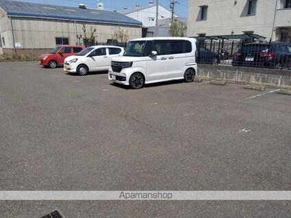 香川県坂出市築港町１丁目[1K/21.65m2]の駐車場1