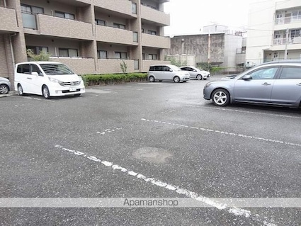 クレスト[2LDK/62.72m2]の駐車場
