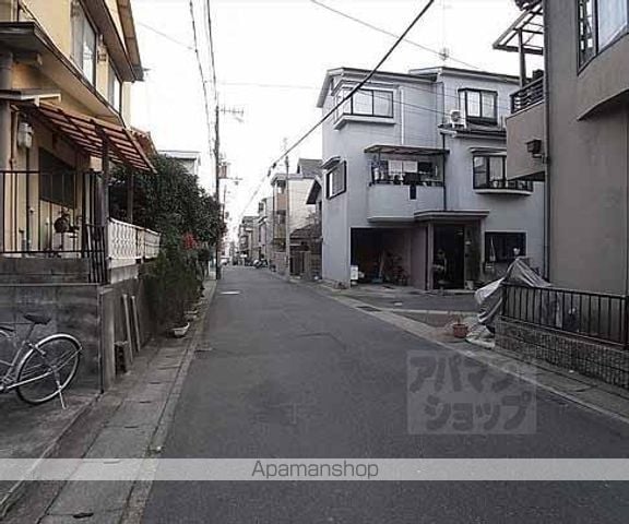 平行マンションの外観写真