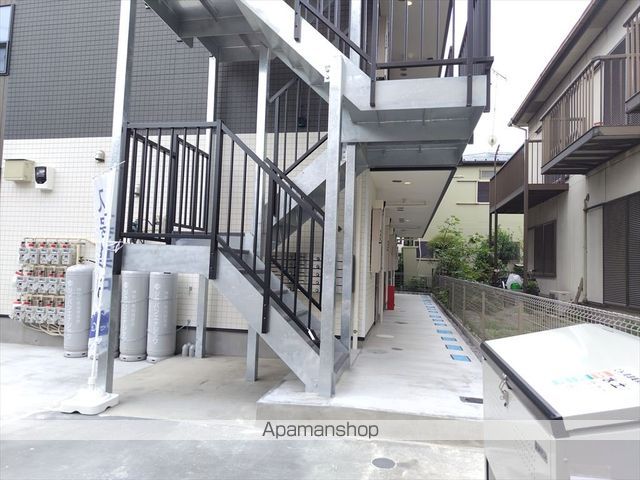 ラトゥール橋本の玄関写真