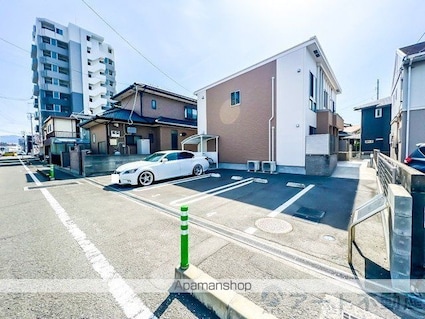 愛媛県松山市小栗３丁目[1K/33.86m2]の駐車場2