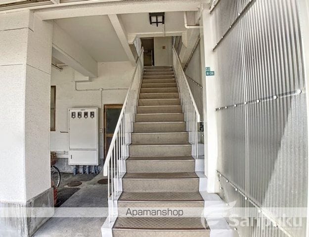 井上ビルの玄関写真