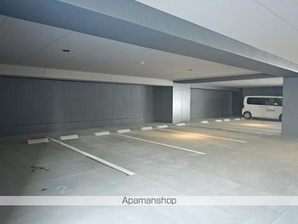 Ｋ－クレスト西新町[1K/33m2]の駐車場2