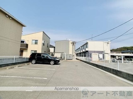 レオパレスフレンドⅡ[1K/21.65m2]の駐車場1