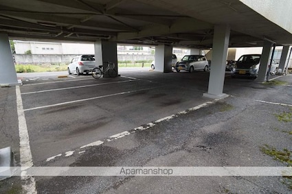 ヴィラ・ドゥマン[1K/19.87m2]の駐車場2