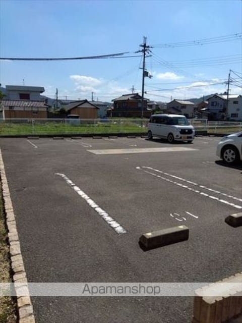 コートジュネスＢ[1R/32.94m2]の駐車場2