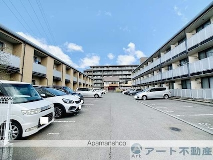 レオパレスグランドカメリアⅦ[1K/31.05m2]の駐車場1