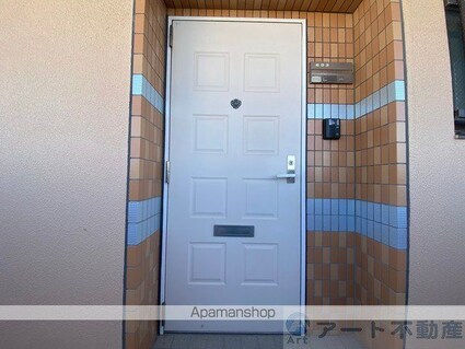 ロイヤルメゾン[2LDK/64.87m2]のエントランス1