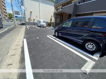 レーヴ・リボンＹＫ[1R/33.96m2]の駐車場
