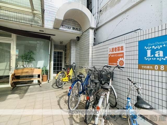 トリオビルの玄関写真