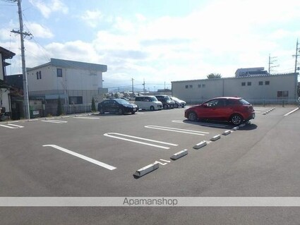 ダイヤモンドムーン[1LDK/50.53m2]の駐車場1