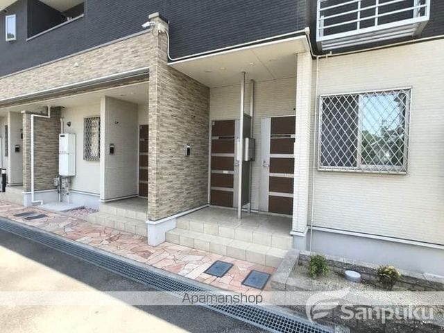 松山市 2階建 築14年の玄関写真