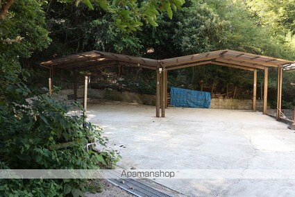 向島町６ＬＤＫ貸家[6LDK/177.21m2]の駐車場