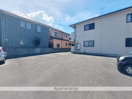 グランシャリオ南斎院[1K/36.47m2]の駐車場