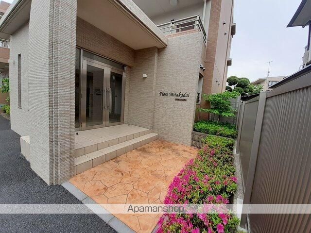 フィオーレ三鷹台の玄関写真