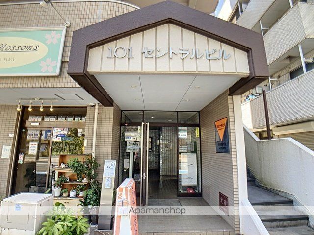 101セントラルビルの玄関写真