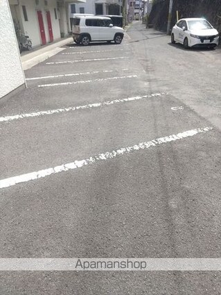 和歌山県和歌山市源蔵馬場２丁目[1LDK/42.15m2]の駐車場2
