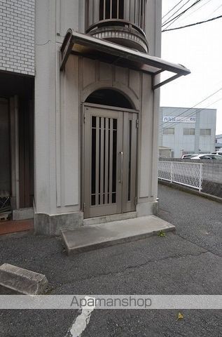 免出ビルの玄関写真