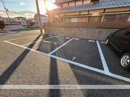 グリーングラス[1LDK/40.66m2]の駐車場