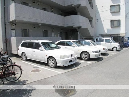 ファミール北代Ⅱ[1K/27.15m2]の駐車場1