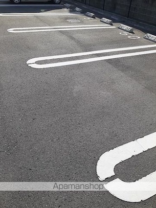 グラチチュードⅣ[1R/32.94m2]の駐車場2