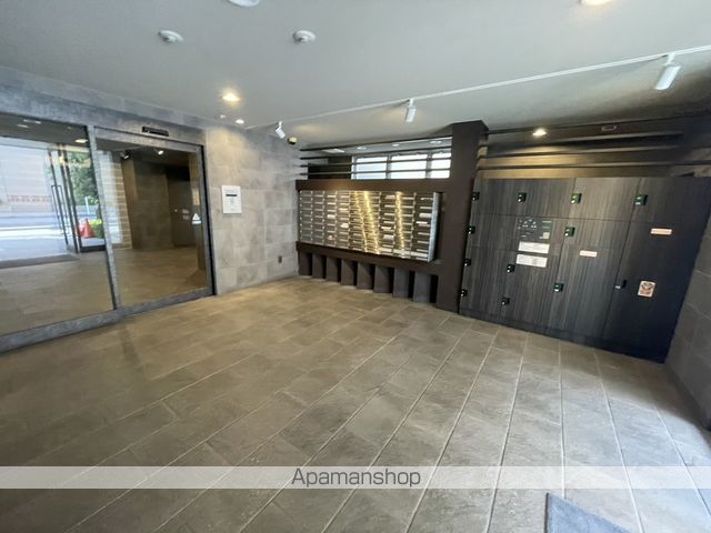 レジディア江坂の玄関写真