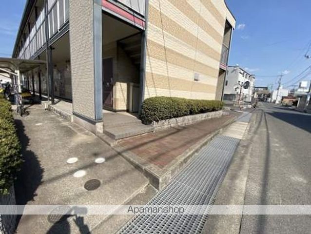 レオパレス三政荘の玄関写真