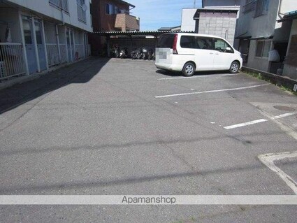 ハイツ山崎[1K/17m2]の駐車場