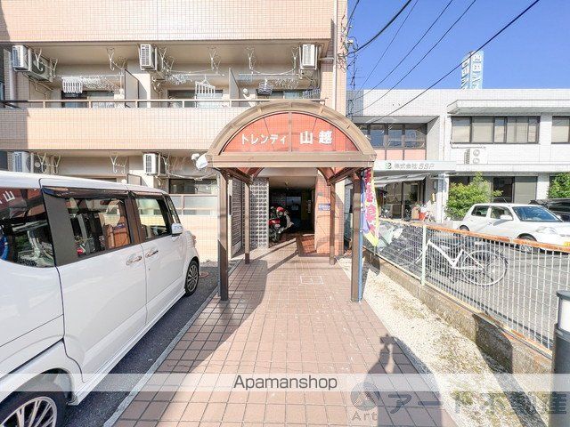 トレンディ山越の玄関写真