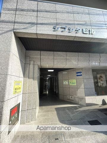 シブシタビルの玄関写真