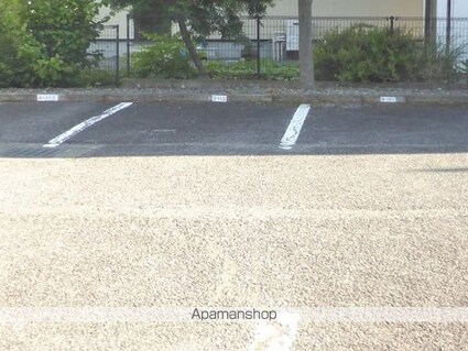 ピュアアムールＢ棟[2LDK/54.62m2]の駐車場