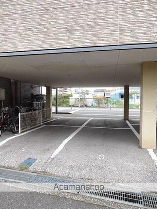 ハウス２０００ＫＵＷＡＮＡ[1K/39m2]の駐車場2