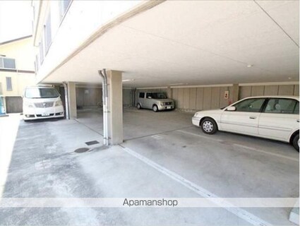 グランアルブル中須賀[2K/34.83m2]の駐車場