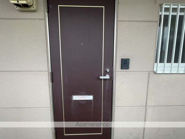 クィーンズコートA棟の玄関写真