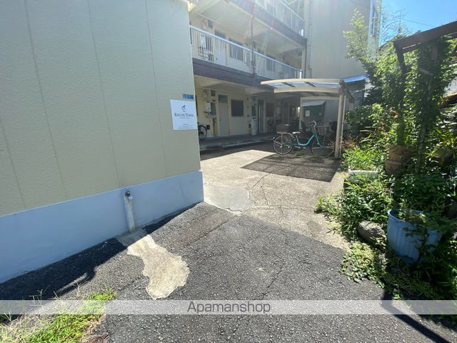 八栄マンションの玄関写真