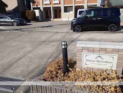 メゾン　メルヴェイユ[1LDK/37.76m2]の駐車場