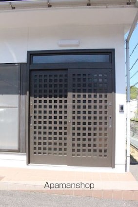 メゾン仁井[2LDK/68.39m2]のエントランス