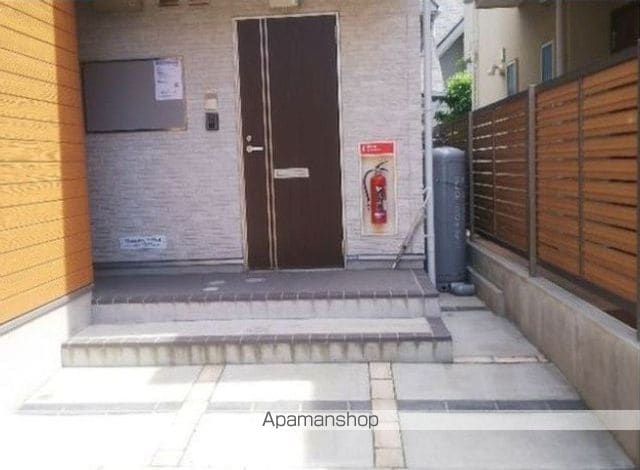 WALEA明大前の玄関写真
