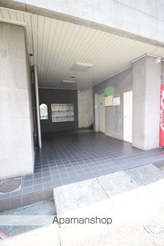 ニュー岡ビルマンションの玄関写真