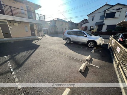 ヴィラージュ美崎[1K/27.08m2]の駐車場2