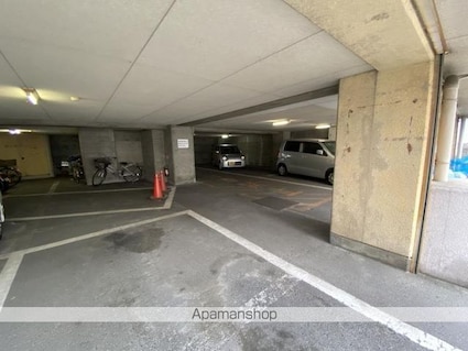 岩清尾マンション[1R/25.36m2]の駐車場