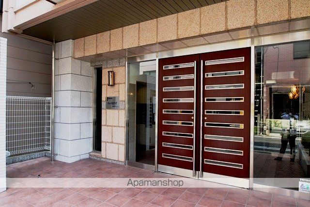 クリーデンス新大阪の玄関写真