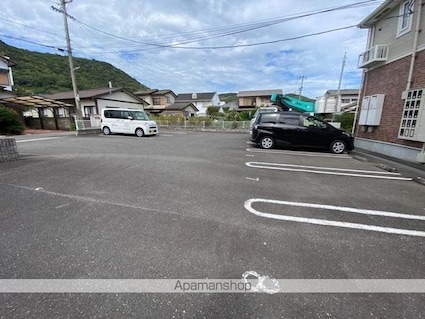 アベンシス５[1R/32.9m2]の駐車場