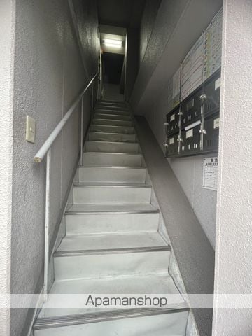 里見ビルの玄関写真