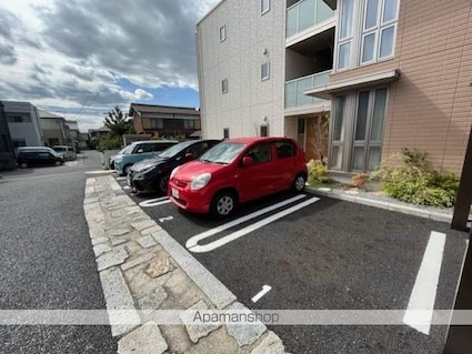 プラウ２３[2LDK/61.75m2]の駐車場