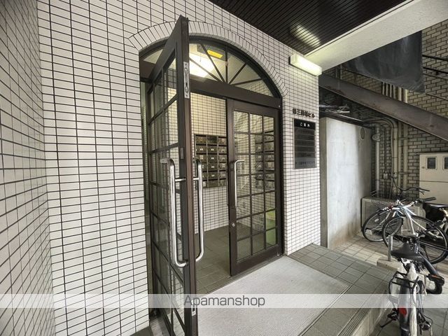 第三西林ビルの玄関写真