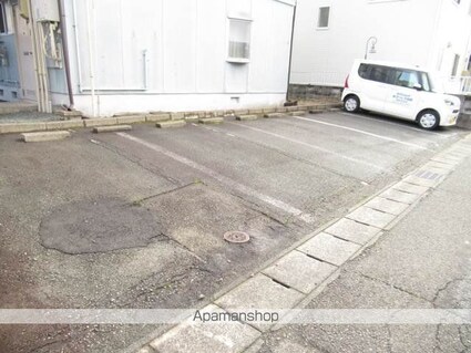 メゾンアール[1K/24.5m2]の駐車場