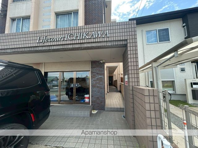ライフコート市川の玄関写真