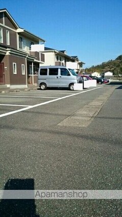 ハッピースクエアー　Ⅰ[2LDK/63.87m2]の駐車場1