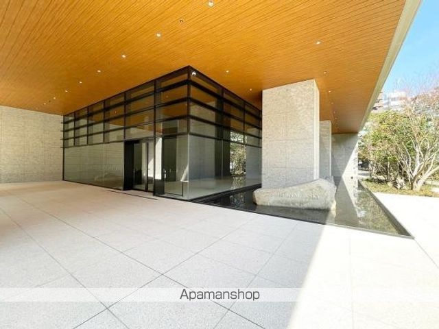 白金ザ・スカイ 東棟の玄関写真
